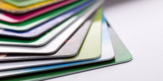Cartes empilées dans différentes couleurs et motifs sur un fond clair.