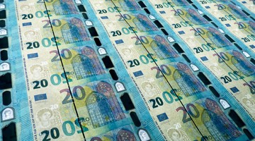 Une rangée de billets de 20 euros imprimés sur un fond productif, avec des détails des éléments architecturaux et un dégradé de couleurs.