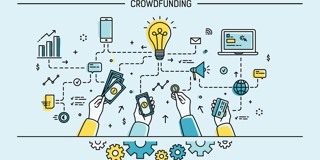 Infographie sur le crowdfunding avec des mains tenant de l'argent et des pièces, une ampoule, des graphiques, un ordinateur portable, un smartphone et divers icônes symbolisant les flux de communication et les transactions financières.