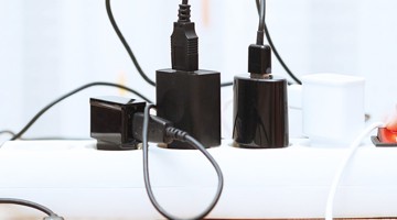 Plusieurs chargeurs avec des cordons branchés sur une multiprise.
