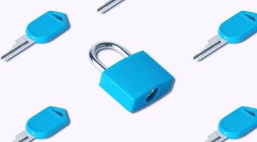Blauw hangslot met twee bijpassende sleutels eromheen op een lichte achtergrond.