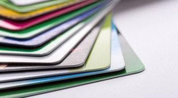 Gelaagde kleurmonsters van diverse materialen, schuin gepresenteerd op een lichte achtergrond.