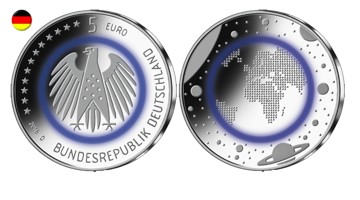 Vijf euro munt uit Duitsland met een afbeelding van een adelaar op de voorkant en een wereldkaart met planeten op de achterkant.
