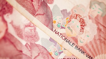 Detail van een bankbiljet met afbeeldingen van historische figuren en kleurrijke clownachtige gezichten, met de tekst NATIONALE BANK.