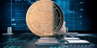 Gouden bitcoin munt boven een digitale achtergrond met grafieken en chipontwerpen.