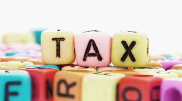Kleurige blokken met letters, met de letters 'TAX' prominent in het midden.