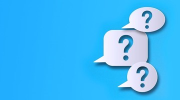 Trois bulles de dialogue avec des points d'interrogation sur un fond bleu.