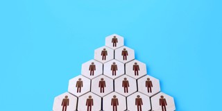 Hexagonale tegels met silhouetten van mensen, gerangschikt in een piramidevorm op een blauwe achtergrond.
