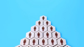 Hexagonale tegels met silhouetten van mensen, gerangschikt in een piramidevorm op een blauwe achtergrond.