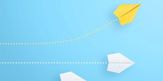 Deux avions en papier, l'un jaune et l'autre blanc, volaient sur un fond bleu avec une ligne brisée montrant leur trajectoire de vol.